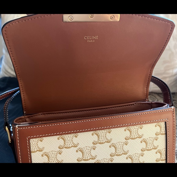 TEEN TRIOMPHE BAG IN TRIOMPHE CANVAS AND CALFSKIN
WHITE
Retail Price CA$ 3950 - Picture 2 of 8